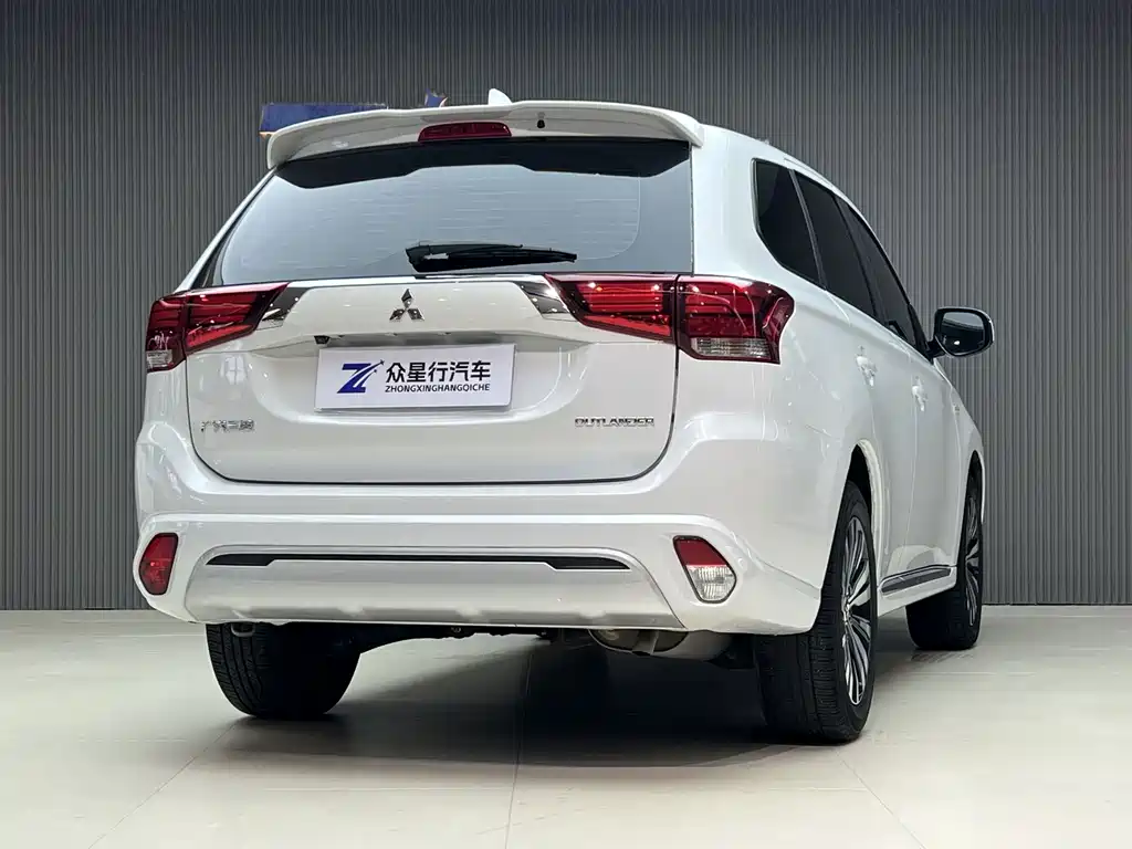 Mitsubishi Outlander 2023 — фото 4