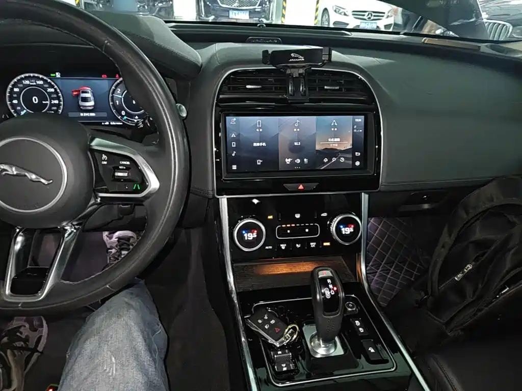 Jaguar XEL 2021 — фото 10