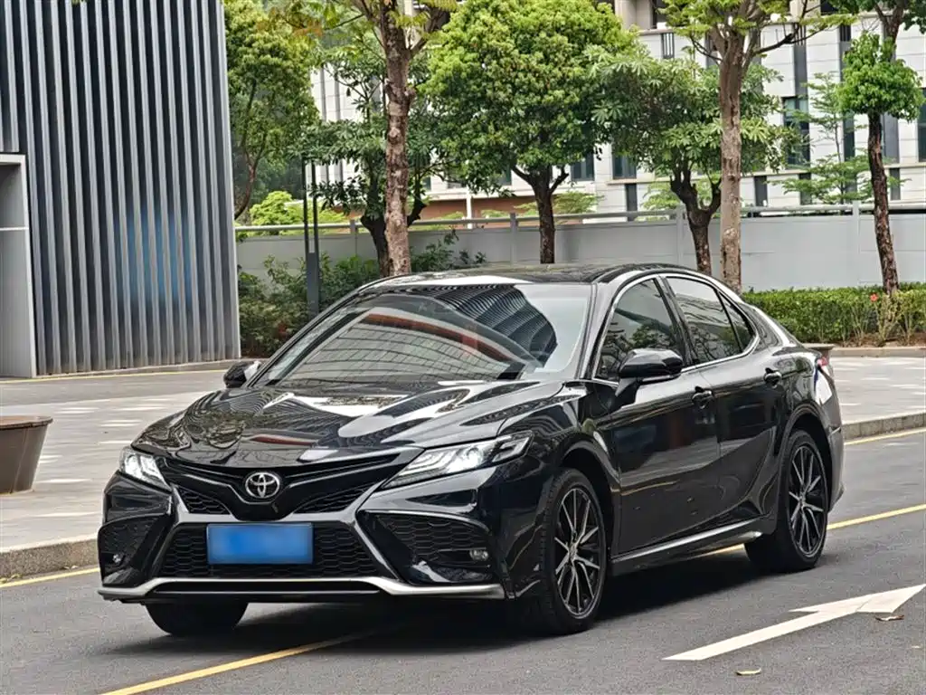 Toyota Camry 2023 — фото 1