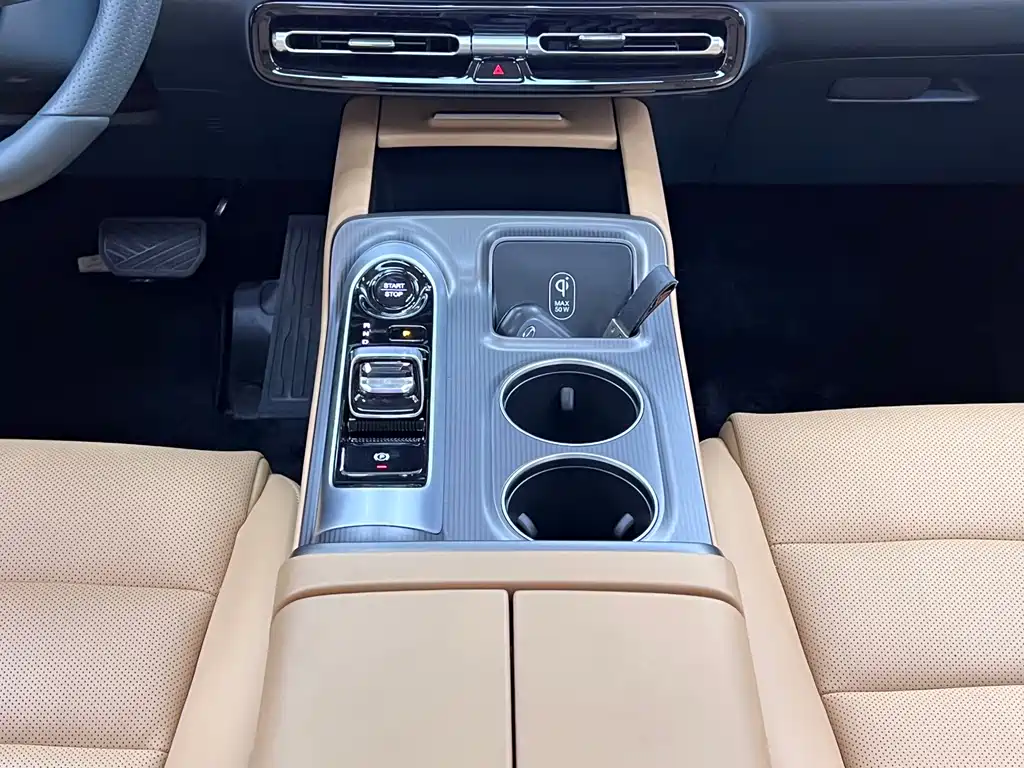 GAC Motor E8 PHEV 2023 — фото 26