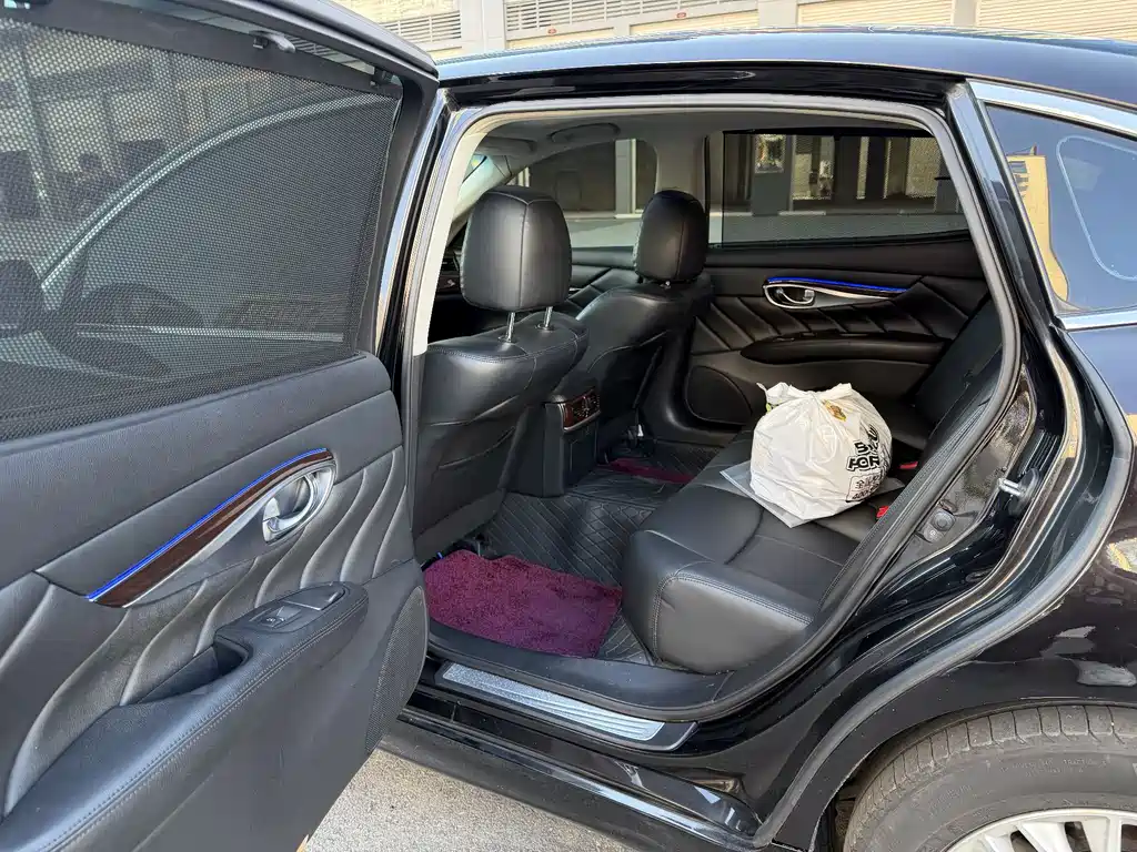Infiniti Q70 2015