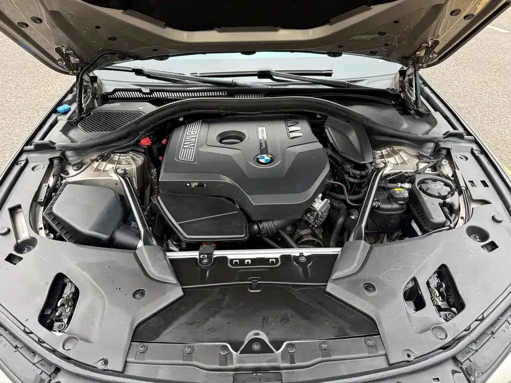 BMW 5 Series 2018 — фото 11