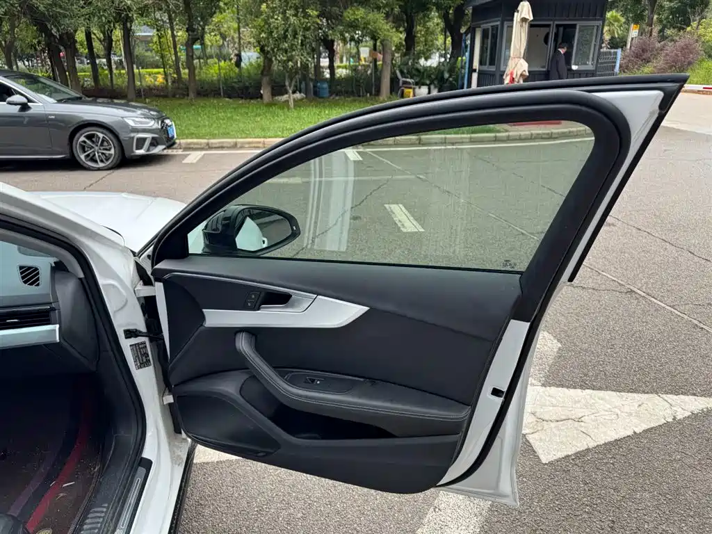 Audi A4L 2023 — фото 26