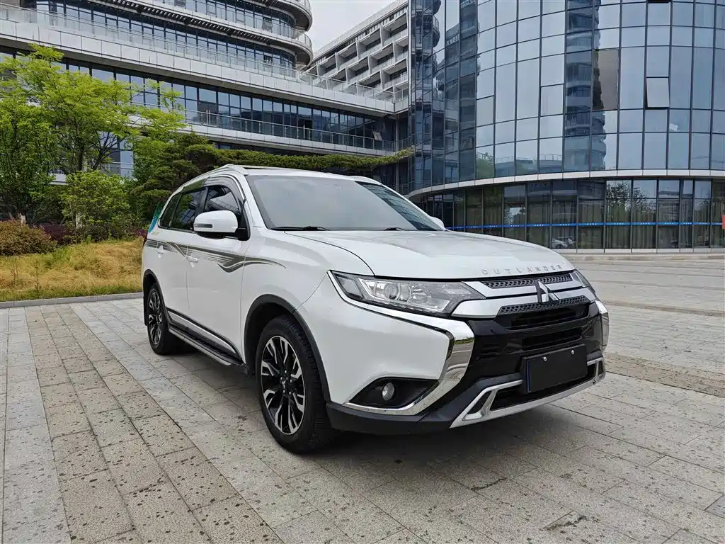 Mitsubishi Outlander 2019 — фото 3