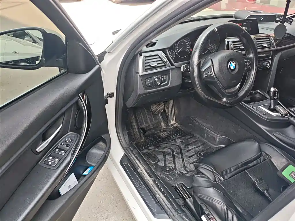 BMW 3 Series 2018 — фото 16