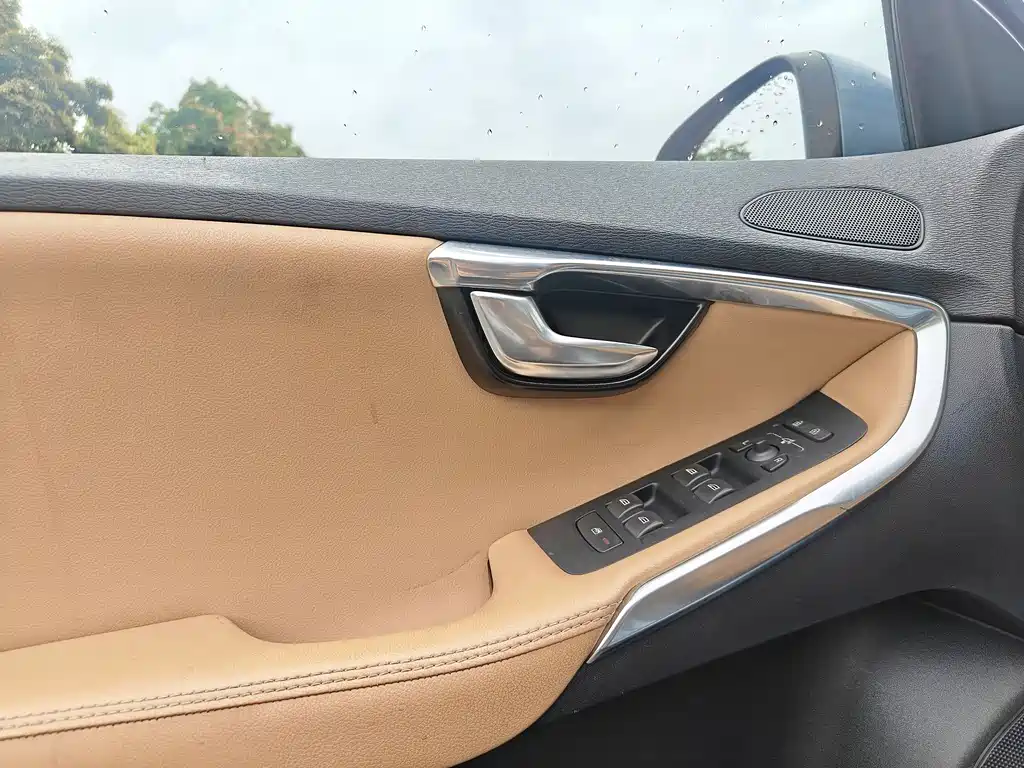 Volvo V40 2017 — фото 12