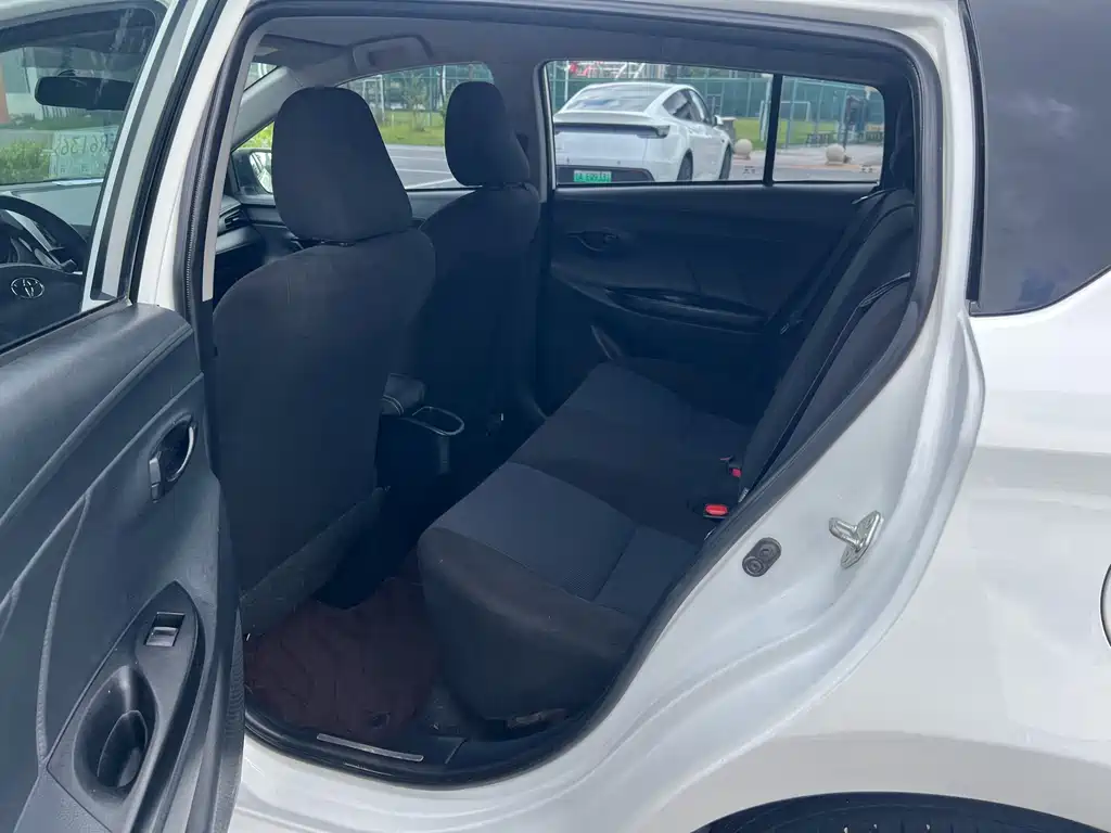 Toyota Yaris L 2017 — фото 12