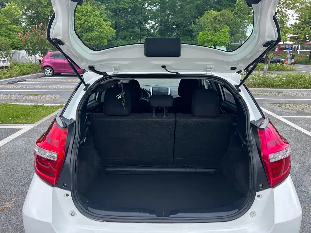 Toyota Yaris L 2017 — фото 10
