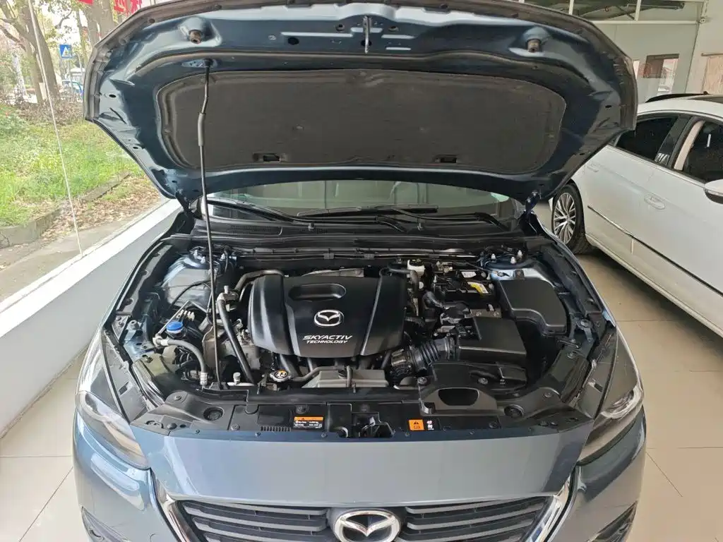 Mazda 3 Axela 2018 — фото 16