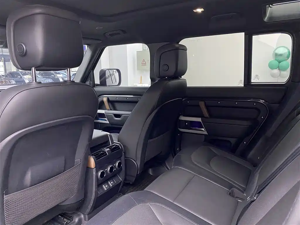 Land Rover Defender 2023 — фото 4