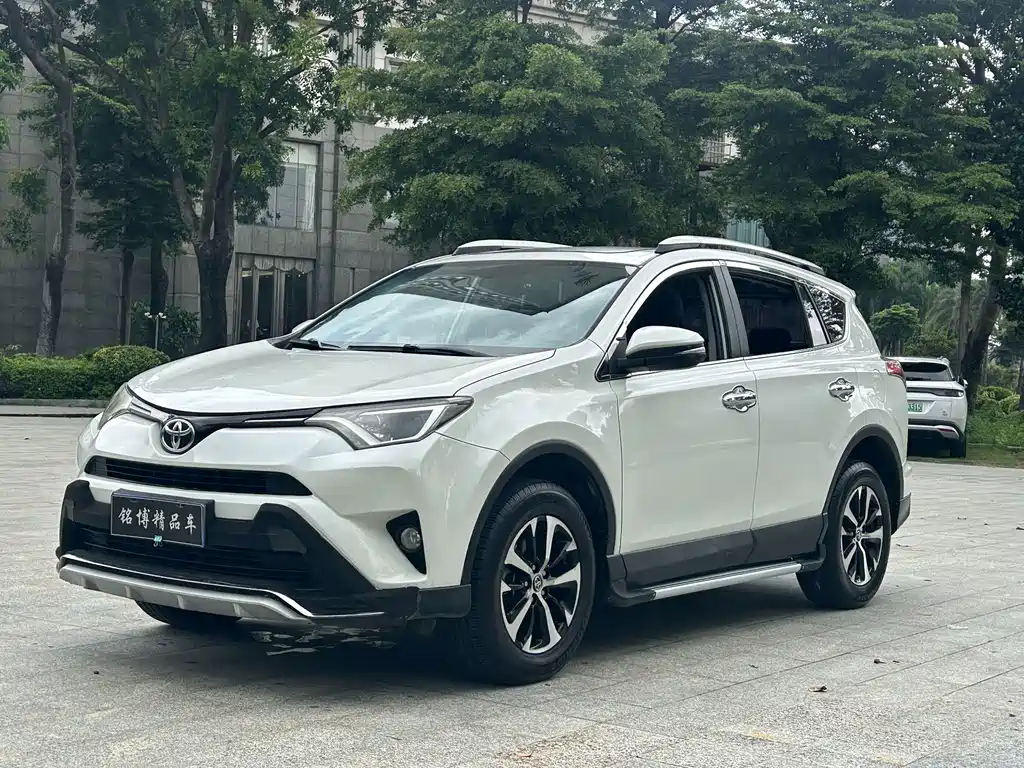 Toyota RAV4 2017 — фото 1