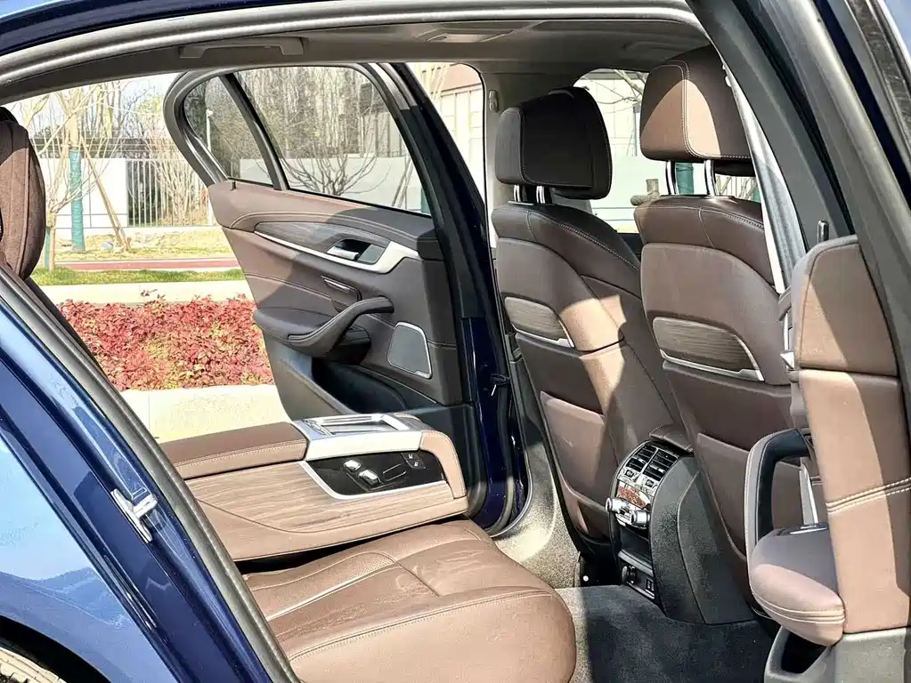 BMW 5 Series 2021 — фото 12