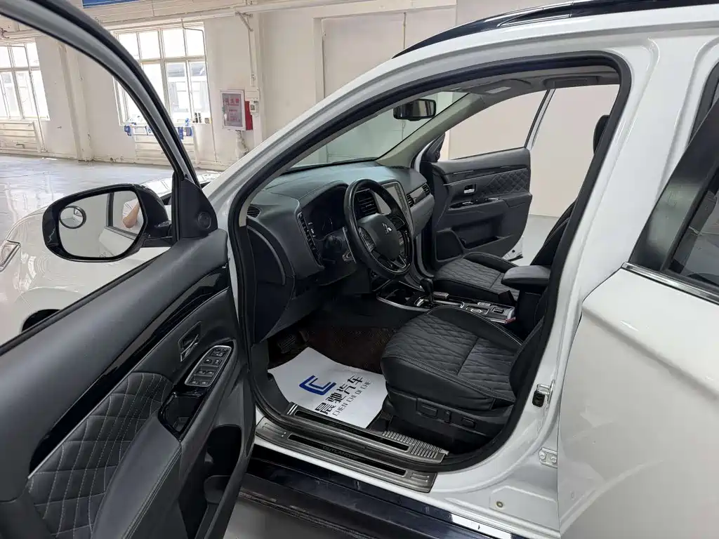 Mitsubishi Outlander 2023 — фото 11