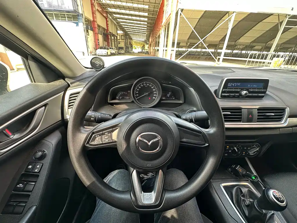 Mazda 3 Axela 2018 — фото 16