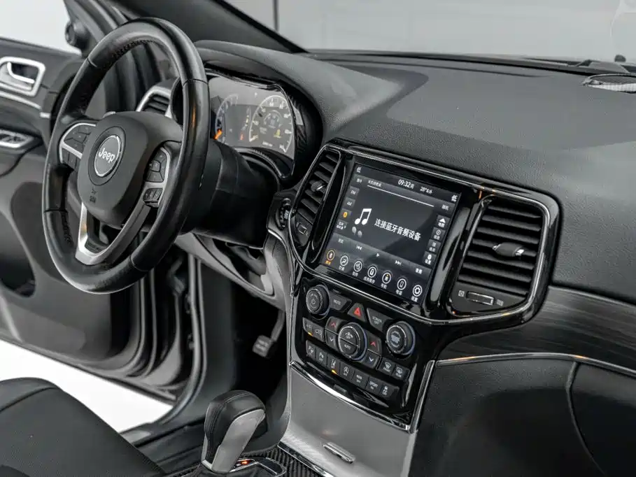 Jeep Grand Cherokee 2023 — фото 21