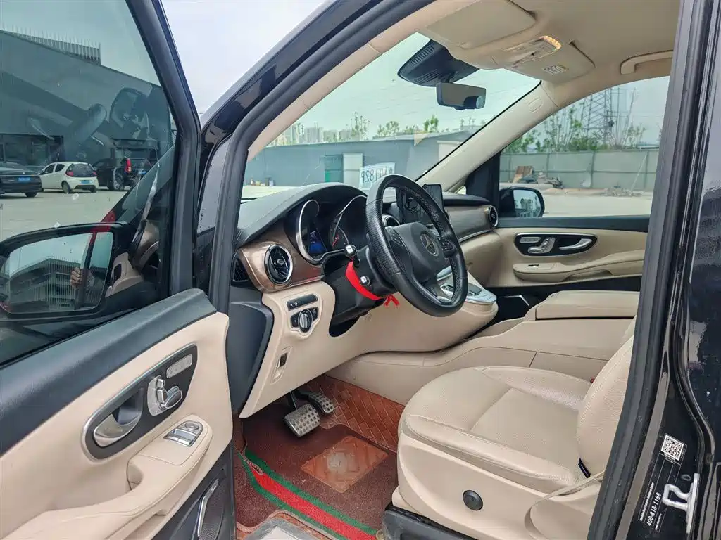 Mercedes-Benz V-Class 2022 — фото 11