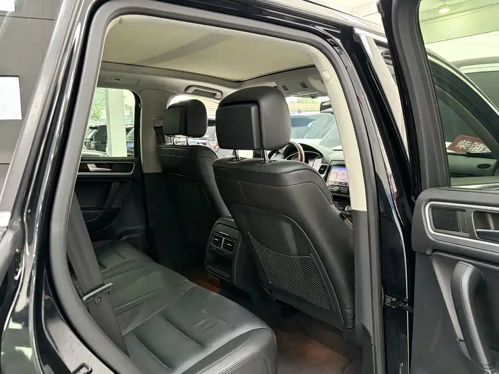 Volkswagen Touareg 2015 — фото 30