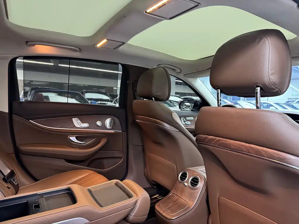 Mercedes-Benz E-Class 2023 — фото 13