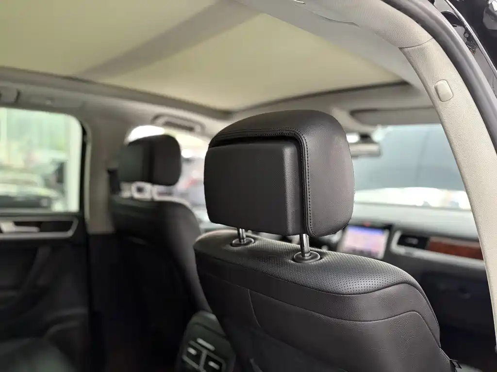Volkswagen Touareg 2015 — фото 27