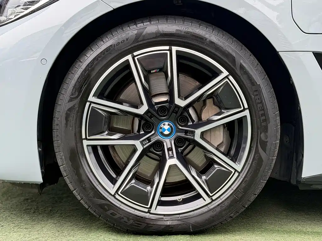 BMW i4 2022 — фото 18