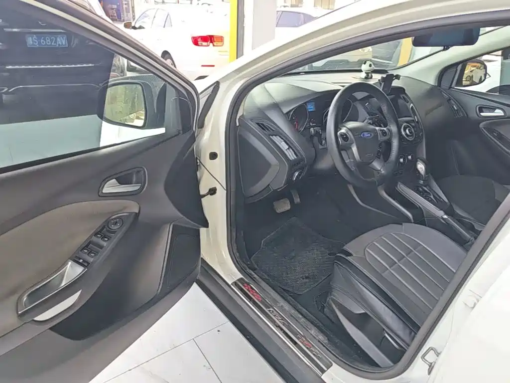 Ford Focus 2014 — фото 16
