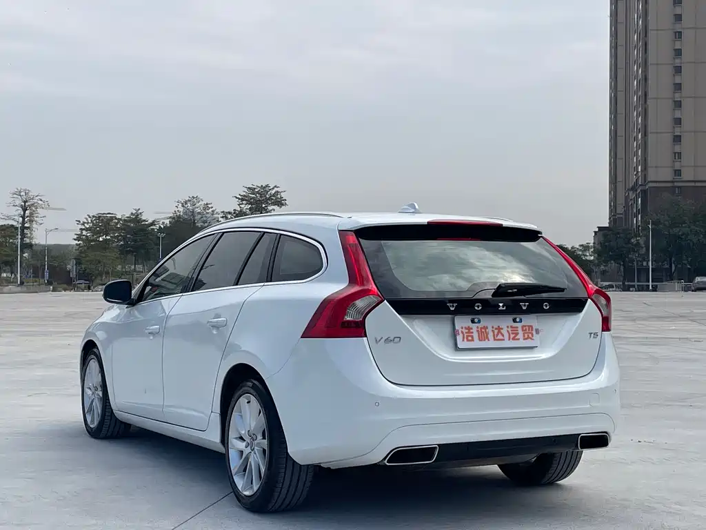 Volvo V60 2016 — фото 20