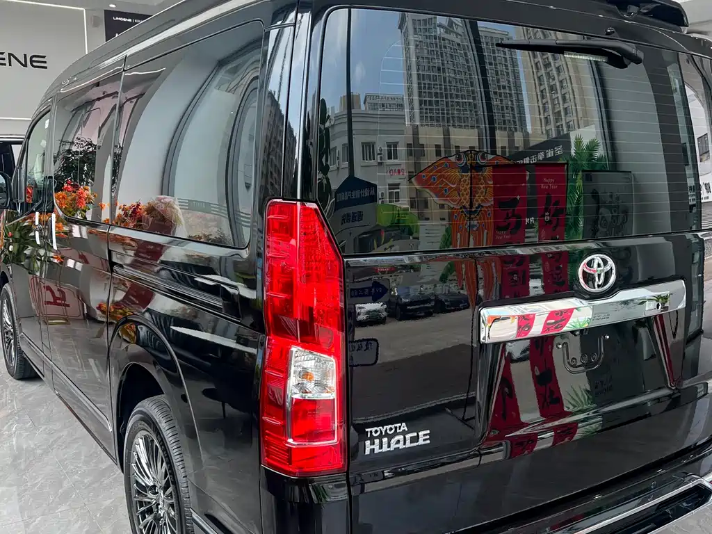Toyota Hiace — фото 19
