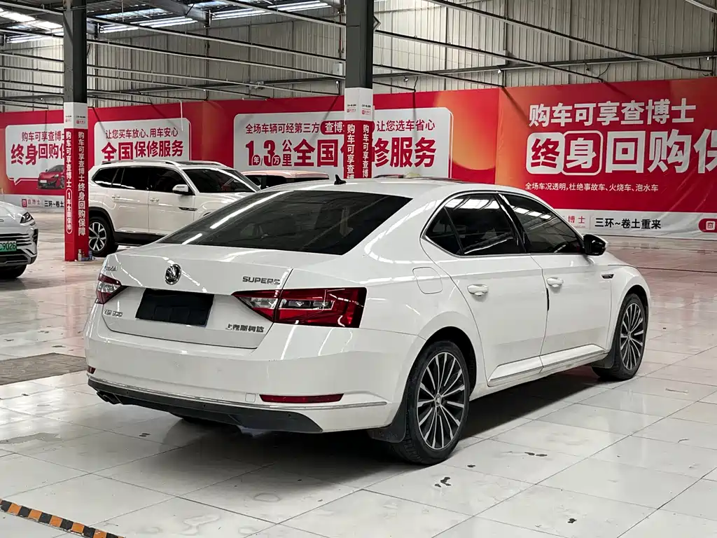 Skoda Superb 2017 — фото 16