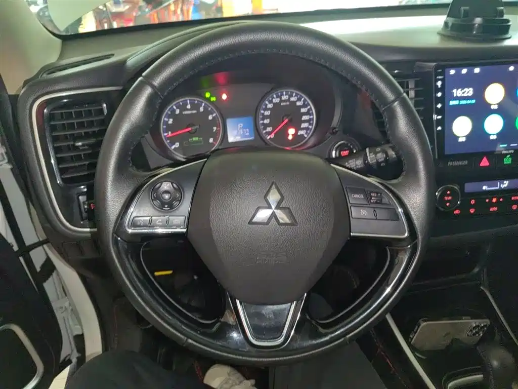 Mitsubishi Outlander 2017 — фото 11