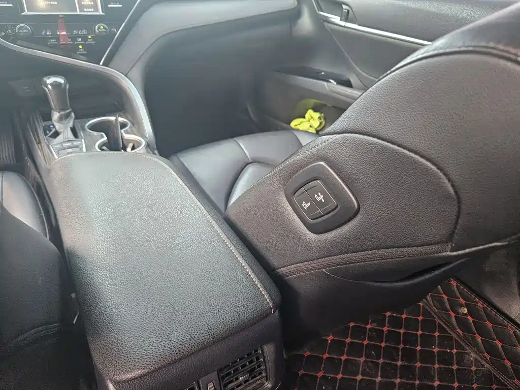 Toyota Camry 2018 — фото 11