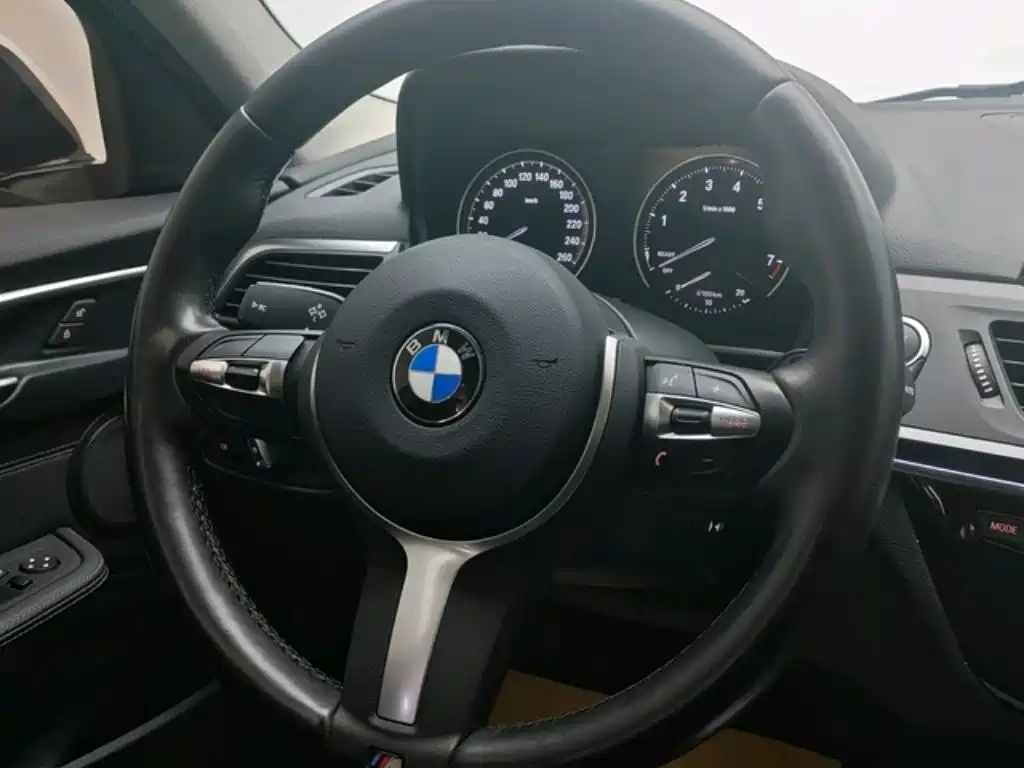 BMW 1 Series 2020 — фото 10