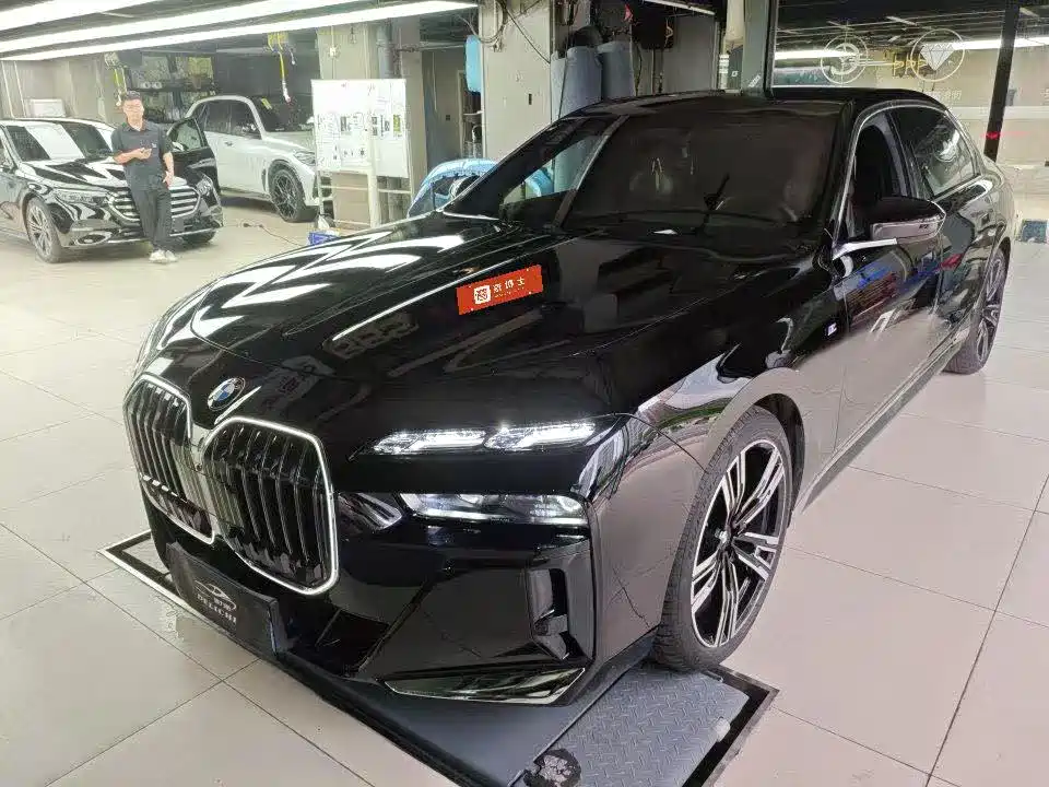 BMW 7 Series 2024 — фото 1