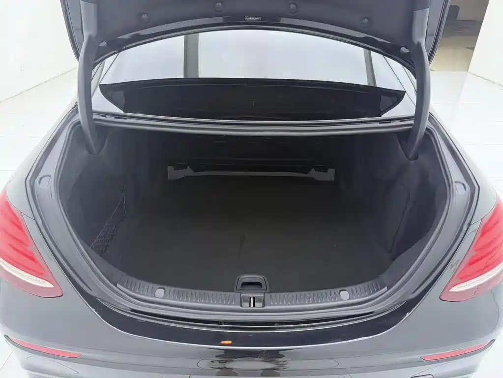 Mercedes-Benz E-Class 2019 — фото 10