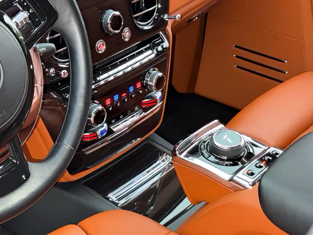 Rolls-Royce Phantom 2020 — фото 11