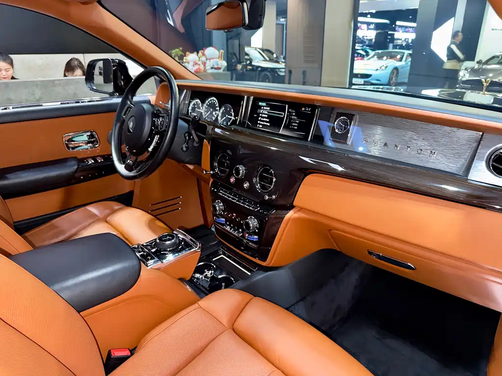 Rolls-Royce Phantom 2020 — фото 25
