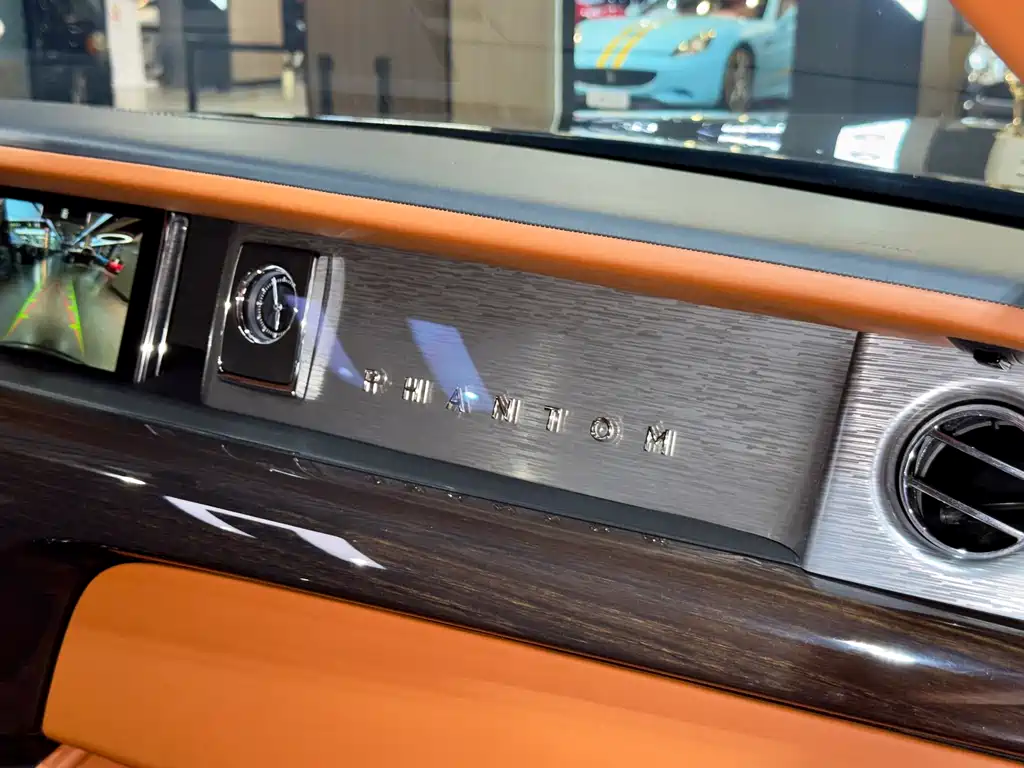 Rolls-Royce Phantom 2020 — фото 27