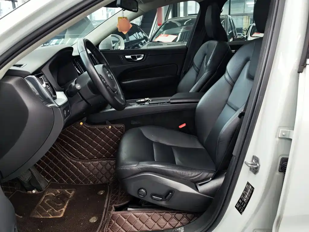 Volvo XC60 2020 — фото 15