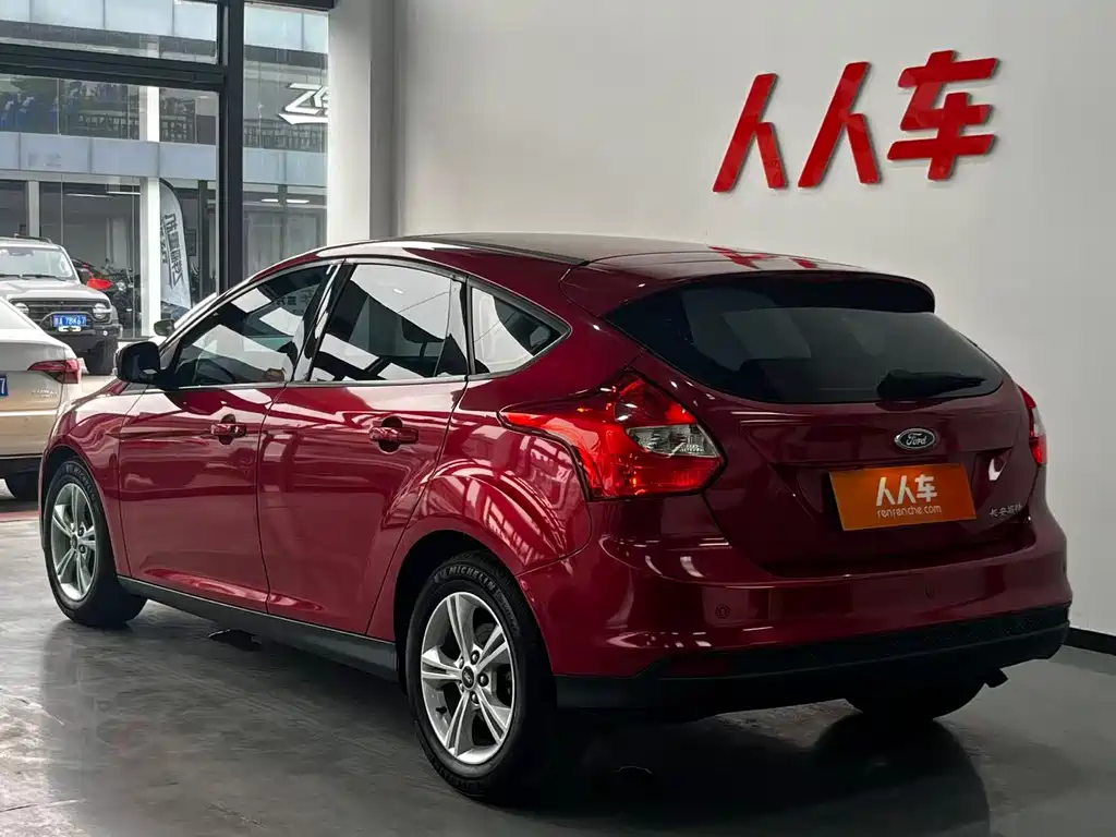 Ford Focus 2014 — фото 16
