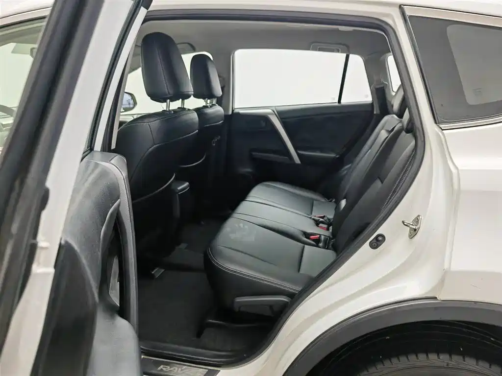 Toyota RAV4 2017 — фото 15