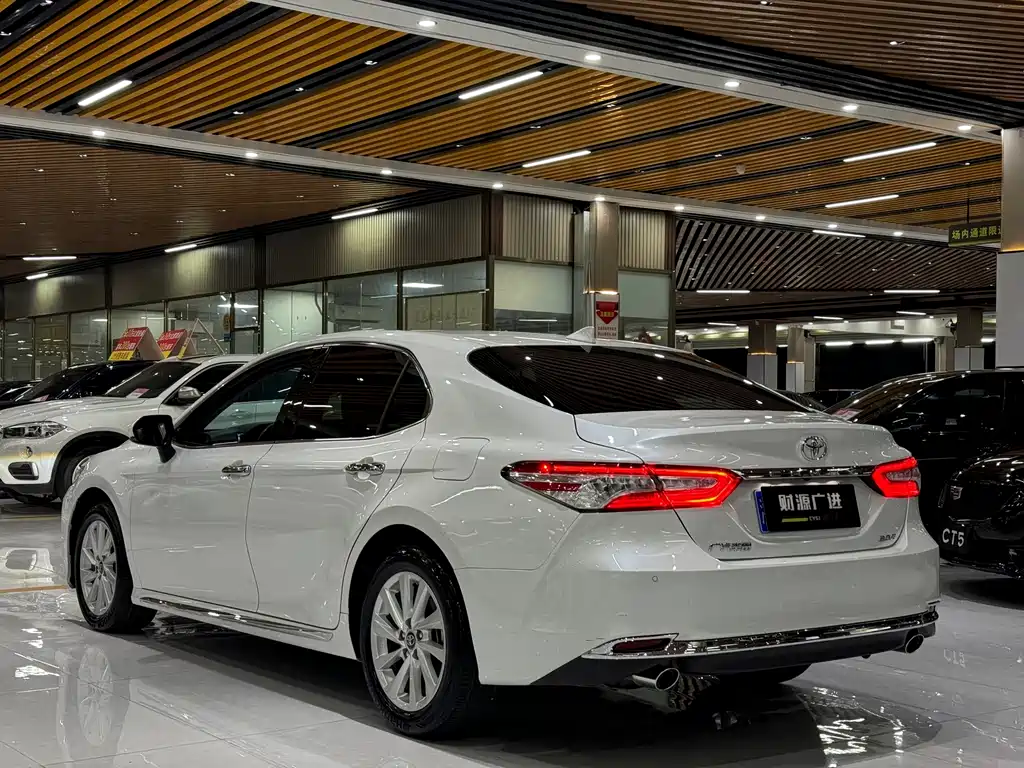 Toyota Camry 2023 — фото 11