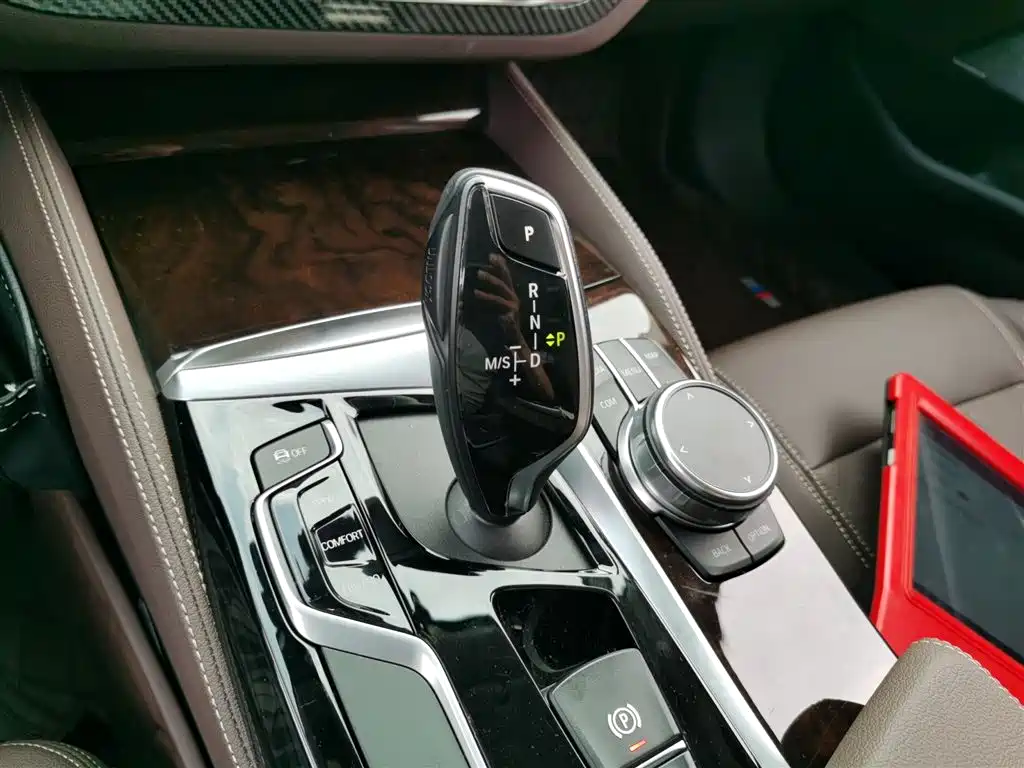 BMW 5 Series 2019 — фото 10
