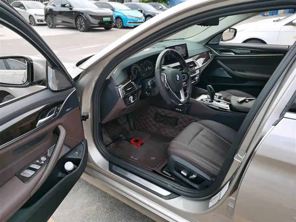BMW 5 Series 2019 — фото 12