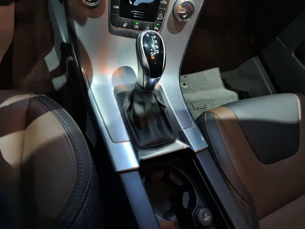 Volvo XC60 2018 — фото 14