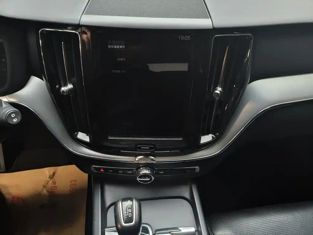 Volvo XC60 2018 — фото 22