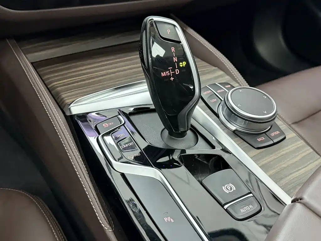 BMW 5 Series 2019 — фото 14
