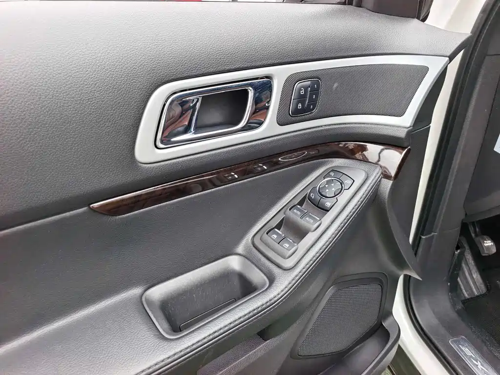 Ford Explorer 2015 — фото 6