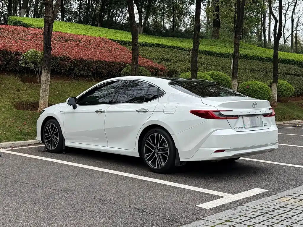 Toyota Camry 2025 — фото 15