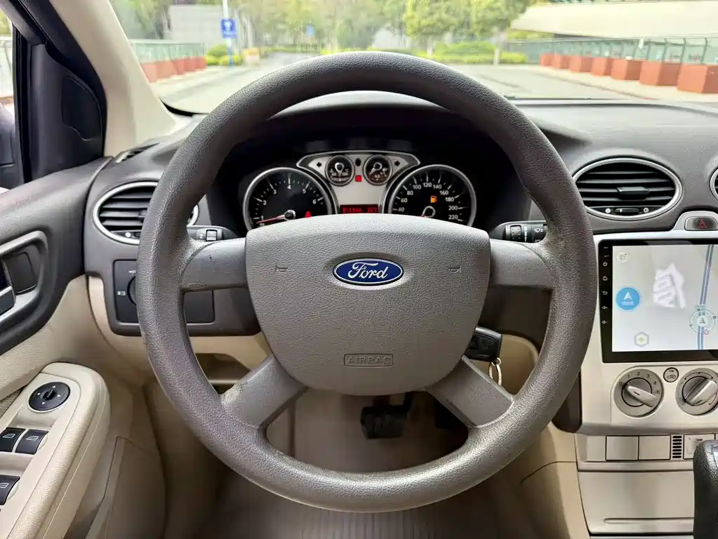 Ford Focus 2014 — фото 11