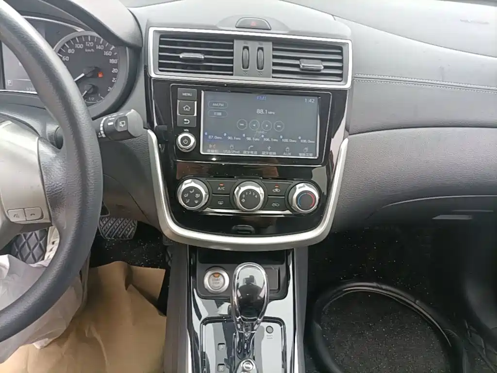 Nissan Tiida 2017 — фото 13