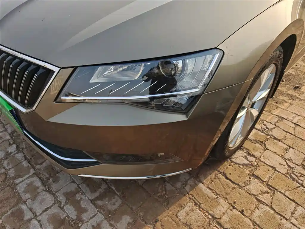 Skoda Superb 2018 — фото 24